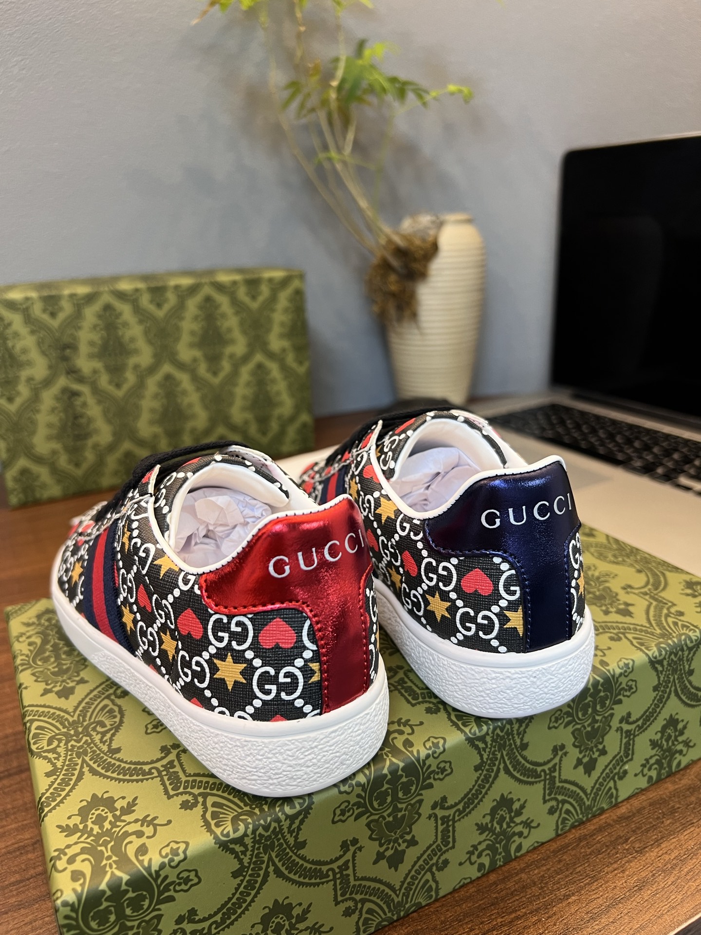 Children's shoes child